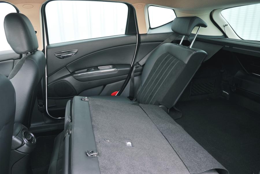  Chrysler Delta 2011 года  (фото 8 из 69)